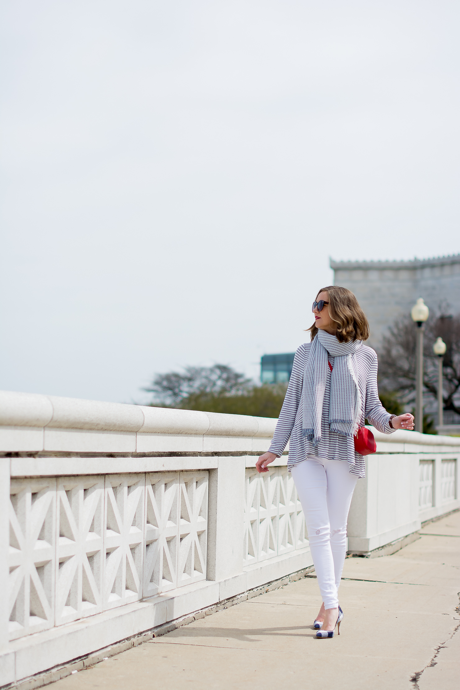 stripes-by-the-sea-chicago-shedd-aquarium-new-look-striped-peplum-sweater-forever-21-navy-striped-scarf-white-skinny-jeans-red-crossbody-gucci-dupe-ann-taylor-gingham-heels