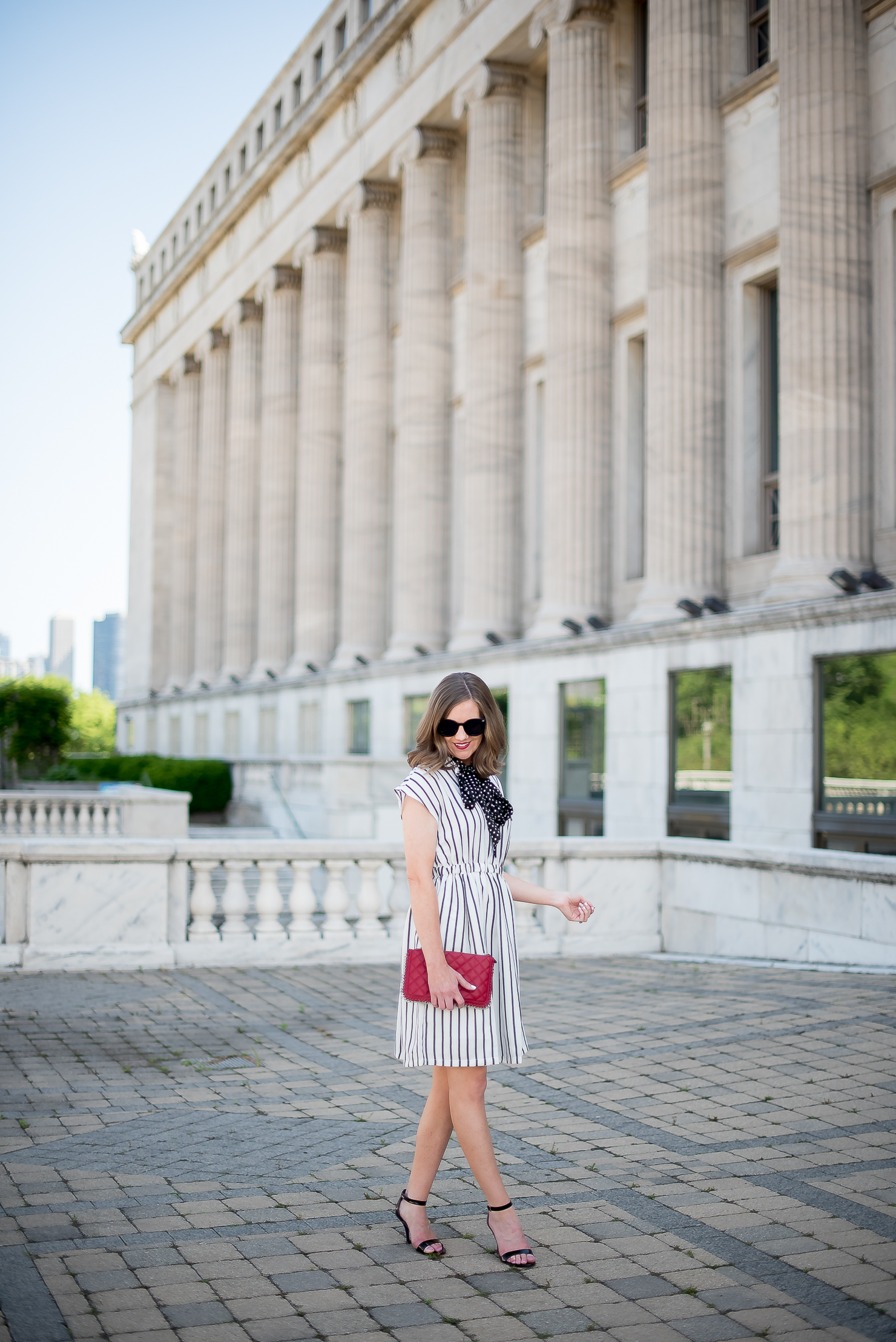 print-mixing-choies-white-and-black-striped-dress-forever-21-red-quilted-chain-clutch-black-strappy-heels-chicago-field-museum