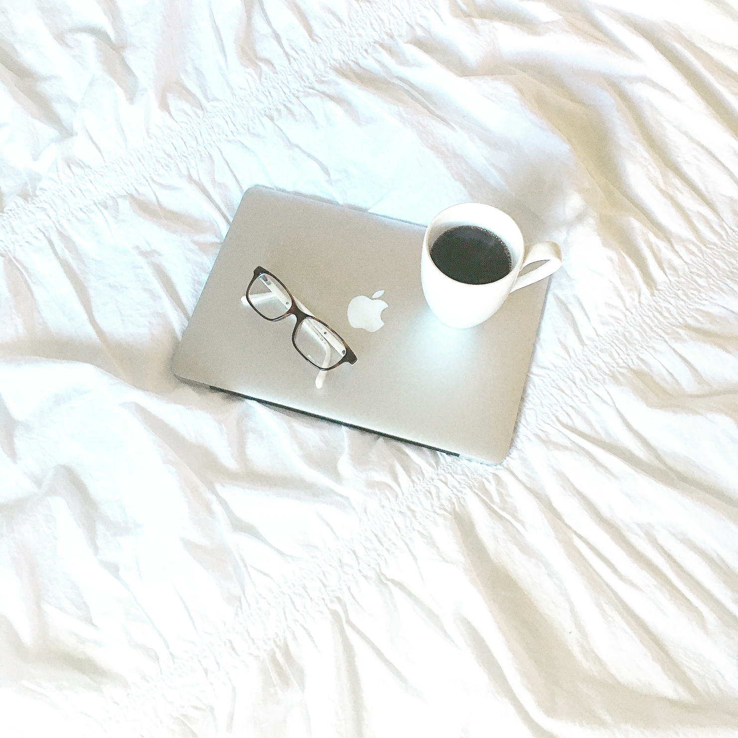macbook-on-bed-with-coffee