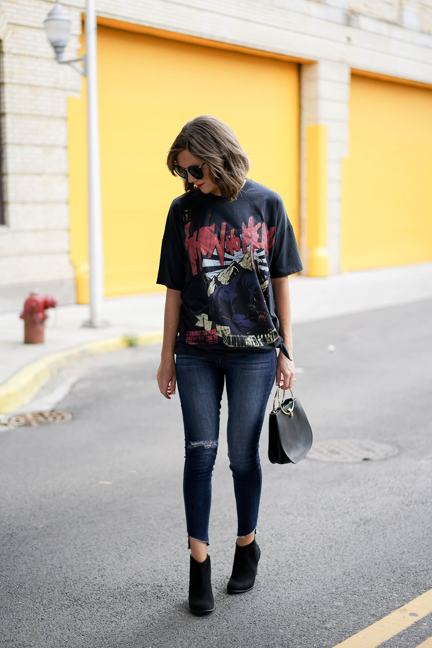 mom style, styling the graphic tee, the distressed tee shirt trend, fall fashion 2017, chicago
